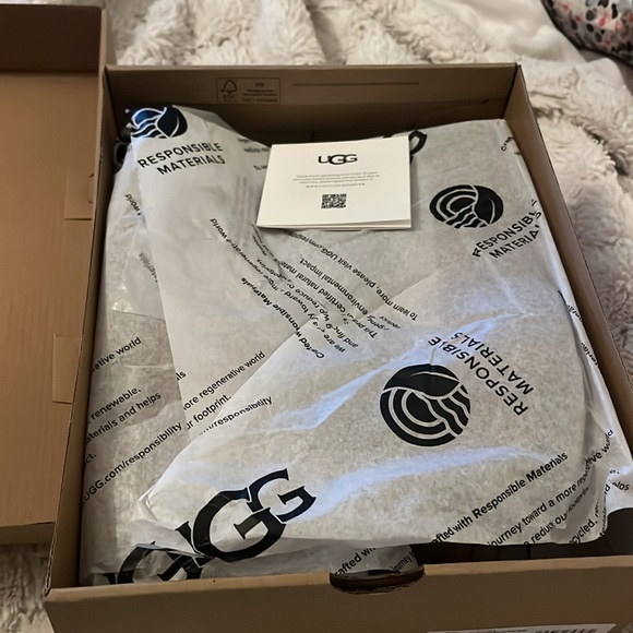 UGG Classic Ultra Mini Kids - Picture 5 of 10